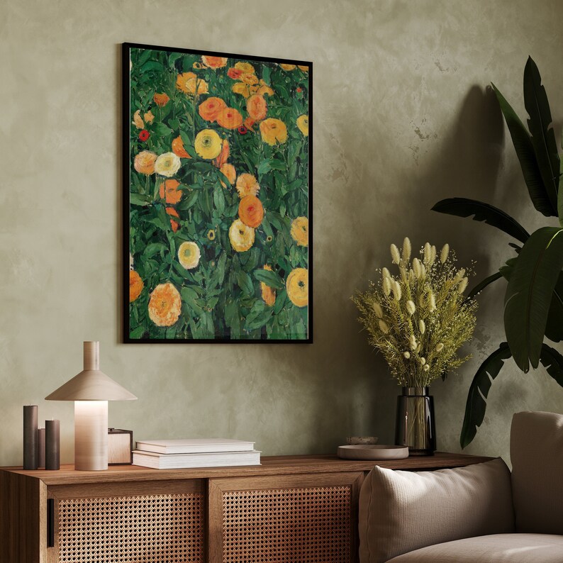 K&ouml;nnte beinhalten: Ein gerahmtes Gem&auml;lde eines Blumenstilllebens mit einer Ansammlung von orangefarbenen und gelben Blumen mit gr&uuml;nen Bl&auml;ttern vor einem dunklen Hintergrund.