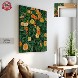 K&ouml;nnte beinhalten: Ein Gem&auml;lde, das ein Feld mit gelben und orangefarbenen Blumen mit gr&uuml;nen Bl&auml;ttern zeigt. Die Blumen stehen in voller Bl&uuml;te und die Bl&auml;tter sind &uuml;ppig und gr&uuml;n. Das Gem&auml;lde ist in einem Stil gehalten, der an den Impressionismus erinnert.