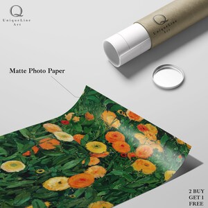 K&ouml;nnte beinhalten: Eine Nahaufnahme eines aufgerollten Drucks eines Gem&auml;ldes, das ein Feld mit gelben und orangefarbenen Blumen mit gr&uuml;nen Bl&auml;ttern zeigt. Der Druck ist auf mattem Fotopapier und in einer braunen Rolle mit dem aufgedruckten Text "Uniquelline Art" aufgerollt. Der Text "2 BUY GET 1 FREE" ist in der unteren rechten Ecke des Bildes aufgedruckt.