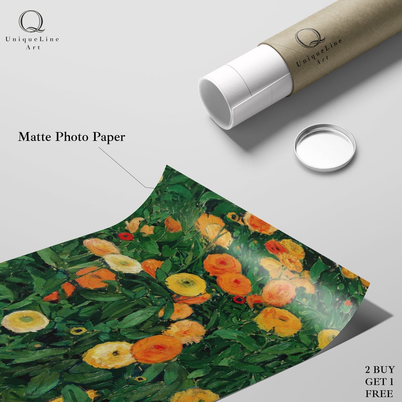 K&ouml;nnte beinhalten: Eine Nahaufnahme eines aufgerollten Drucks eines Gem&auml;ldes, das ein Feld mit gelben und orangefarbenen Blumen mit gr&uuml;nen Bl&auml;ttern zeigt. Der Druck ist auf mattem Fotopapier und in einer braunen Rolle mit dem aufgedruckten Text "Uniquelline Art" aufgerollt. Der Text "2 BUY GET 1 FREE" ist in der unteren rechten Ecke des Bildes aufgedruckt.