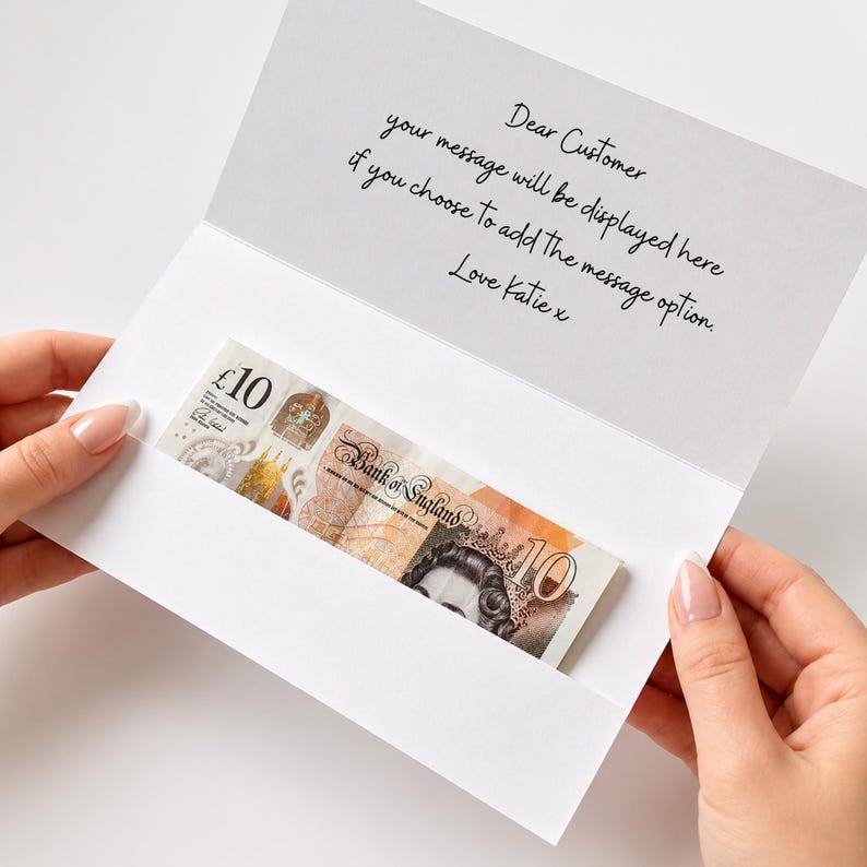 K&ouml;nnte beinhalten: Eine wei&szlig;e Gru&szlig;karte mit einem Einsteckfach, das einen Zehn-Pfund-Schein der Bank of England enth&auml;lt. Die Karte ist mit folgendem schwarzen Text bedruckt: Dear Customer, your message will be displayed here if you choose to add the message option. Love Katie x.