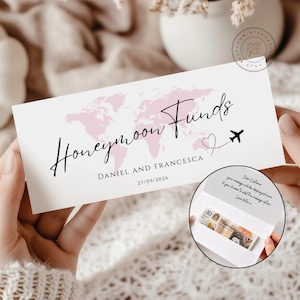 K&ouml;nnte beinhalten: Eine rechteckige wei&szlig;e Karte mit einer hellrosa Weltkarte, dem schwarzen kursiven Text Honeymoon Funds sowie den Namen Daniel und Francesca und dem Datum 27/09/2026. Ein kleines schwarzes Flugzeugsymbol folgt einer gepunkteten Herzlinie.