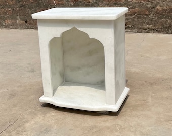 手作りの白い大理石のマンディール、伝統的なインドの寺院、室内装飾