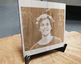 Fotografía personalizada grabada en madera – Retrato láser sobre madera contrachapada de álamo con soporte – Regalo decorativo personalizado único