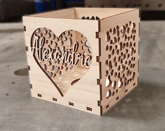 Candelabro de madera personalizado con nombre y estampado de corazón - Candelabro de té de madera contrachapada de álamo cortado a láser para decoración