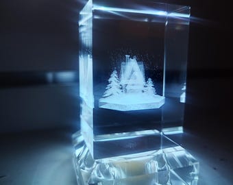 Casa navideña de cristal grabada con base LED multicolor – Decoración luminosa festiva – Idea de regalo de Navidad – Ambiente invernal