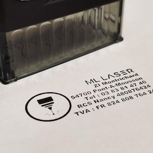 Op de afbeelding: Een zwart-witte stempel met de tekst "ML LASER" en contactgegevens van een bedrijf gevestigd in Pont-A-Mousson, Frankrijk. De stempel bevat ook een klein logo van een lasersnijgereedschap.