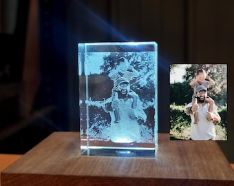 Foto grabada personalizada en un bloque de cristal 3D transparente con base iluminada: un regalo único para cumpleaños, bodas y Navidad.