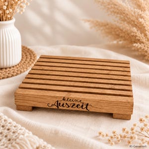 Personalisiertes Holztablett „Kleine Auszeit“ – Geschenkidee für Freundin, Geburtstag oder Dankeschön, Boho Deko mit Vase