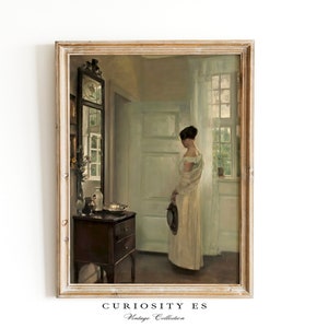 Puede incluir: Una pintura de una mujer con un vestido blanco de pie en una habitación con un gran espejo y una ventana. La mujer sostiene un sombrero en su mano. La habitación está decorada en un estilo tradicional con un suelo de madera y paredes blancas.