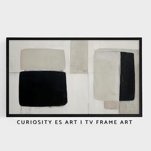 Può includere: Stampa artistica astratta in una cornice nera. L'opera presenta forme geometriche in nero, beige e bianco. Il testo "CURIOSITY ES ART I TV FRAME ART" è stampato in basso sulla cornice.