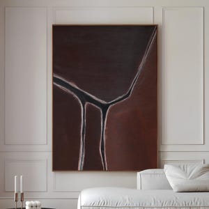Puede incluir: Una gran pintura abstracta con una combinación de colores marrón oscuro y negro cuelga de una pared blanca. La pintura presenta una forma negra ramificada con detalles en blanco. Una mesa de centro redonda negra y un sofá blanco están frente a la pintura. El texto "CURIOSITY ES ART | HIGH QUALITY CANVAS" está en la parte inferior.