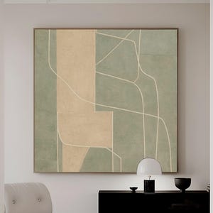 Puede incluir: Arte mural abstracto con una paleta de colores apagados. La obra presenta formas geométricas en beige y verde con detalles de líneas blancas, enmarcada en dorado. El texto "CURIOSITY ES ART | HIGH QUALITY CANVAS" está en la parte inferior.