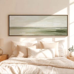 Può includere: Un dipinto di paesaggio lungo e rettangolare in una cornice sottile, caratterizzato da strati orizzontali astratti di toni verde salvia, oliva e crema tenue che evocano una serena linea dell'orizzonte su un campo ampio e materico.