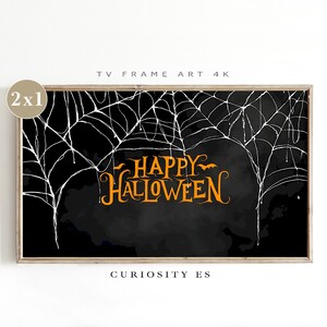 Puede incluir: Una impresión digital en blanco y negro con un diseño de telaraña blanca y el texto "Happy Halloween" en naranja. La impresión está enmarcada en un marco de madera marrón.