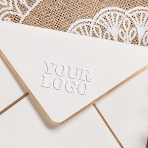 Timbro goffratore con logo personalizzato, timbro goffratore personalizzato, sigillo goffratore, inviti di nozze, sigillo goffratore con logo, sigillo logo personalizzato