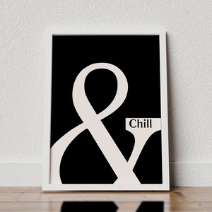 And & Chill、アンパサンド太字タイポグラフィ、Chillテキストウォールアート、And Chillプリント、タイポグラフィポスター、レトロスタイルの黒とベージュの引用