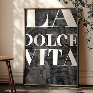 Puede incluir: Un cuadro en blanco y negro enmarcado con las palabras "LA DOLCE VITA" en letras blancas grandes. La imagen detrás del texto presenta una escena arquitectónica clásica. Un pequeño taburete de madera y una planta en maceta están en primer plano.