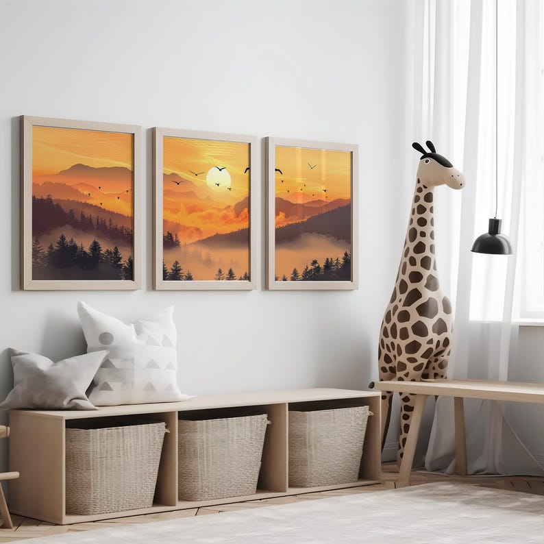 Puede incluir: Tres impresiones art&iacute;sticas enmarcadas representan una puesta de sol sobre una cordillera con p&aacute;jaros. La obra de arte utiliza tonos c&aacute;lidos de naranja y amarillo, con siluetas de &aacute;rboles y monta&ntilde;as. Un banco de madera con cestas tejidas y una estatua de jirafa est&aacute;n en primer plano.