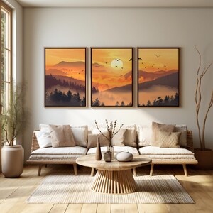 Puede incluir: Tres impresiones art&iacute;sticas enmarcadas que representan una puesta de sol sobre una cordillera con &aacute;rboles silueteados y p&aacute;jaros volando. La obra de arte presenta tonos c&aacute;lidos anaranjados y marrones, con un marco de madera.