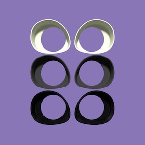 Puede incluir: Seis anillos redondos de plástico decorativos. Dos son blancos, dos son gris oscuro y dos son negros.