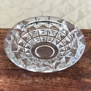 Elegant and large round ashtray in molded crystal