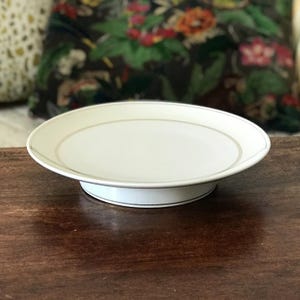 Cake stand on small pedestal in Limoges porcelain A. Vignaud