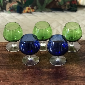 Set of 5 cognac balloon glasses in green and blue molded glass