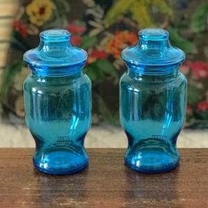 Set mit 2 Lever-Werbegläsern aus blauem Formglas