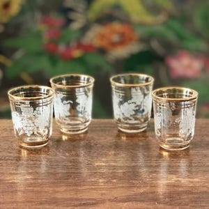 Set of 4 small vintage liqueur glasses with grape cluster decoration - 50s / 60s