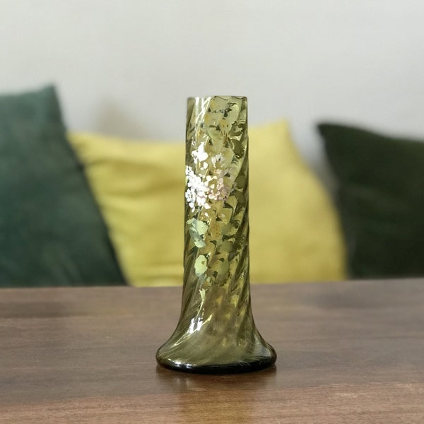 Vase vert en verre soufflé torse peint à la main