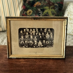 Class photo of the Petit Lycée de Toulouse 1908 in its original frame
