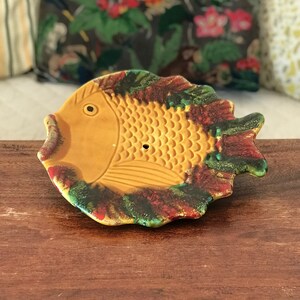 Tagliere per formaggi antico - Sottopentola a forma di pesce in ceramica di Vallauris