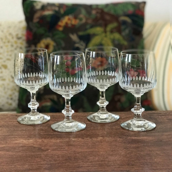 Lot de 4 verres à vin blanc en cristal taillé - 2 lots en stock