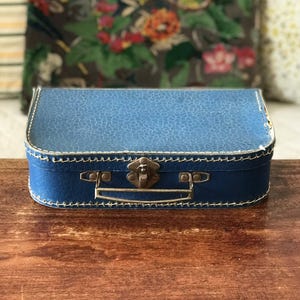 Kleine decoratieve koffer in blauw gekookt karton in gemiddelde staat