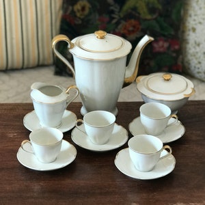 Servicio de café de 1930 en porcelana blanca de Limoges y ribete dorado.
