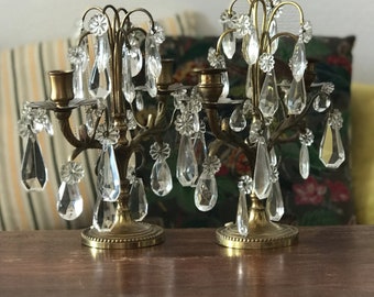 Paire de girandoles pied en bronze et pampilles en cristal de Bohème