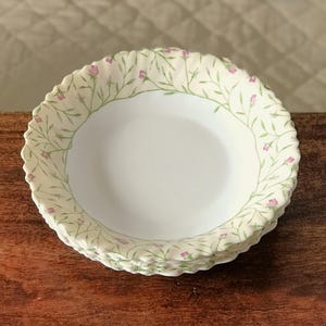 Set aus 6 Vintage-Suppentellern von Luminarc, weißes Opalglas, malvenfarbenes Blumendekor auf gelbem Grund, 21 cm Durchmesser