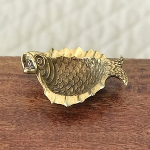 金メッキのブロンズ製の魚の形をした動物灰皿