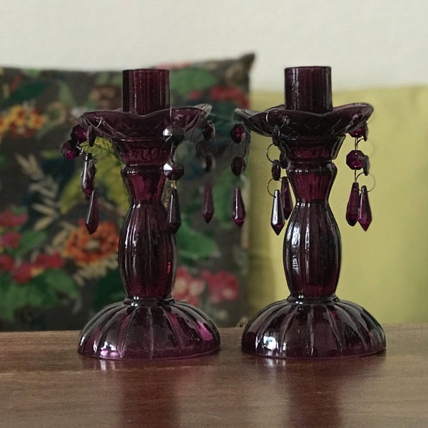 Paire de bougeoirs en verre moulé violet avec bobèches amovibles et pampilles