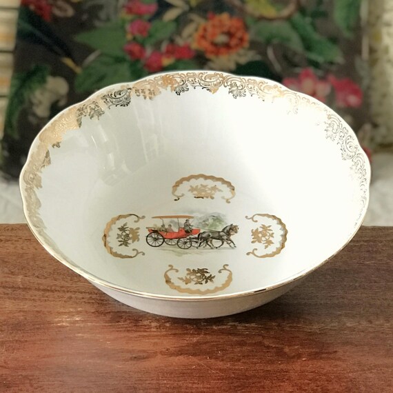 Runde, flache Schale mit einem Pferdewagenmotiv und Goldverzierungen. Echtes Berry-Porzellan, 25 cm Durchmesser