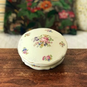 Large round and flat box / candy box in Limoges porcelain with rose decoration