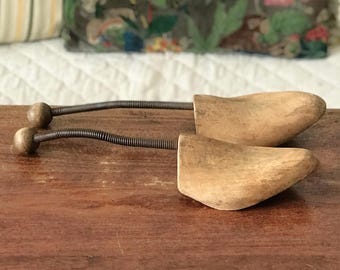 Par de hormas antiguas para zapatos, de madera y metal.