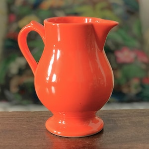 Piccola brocca in ceramica arancione o grande brocca per il latte Niderviller Francia