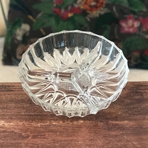 Aperitif dish called mendiant in molded glass Lever star motif