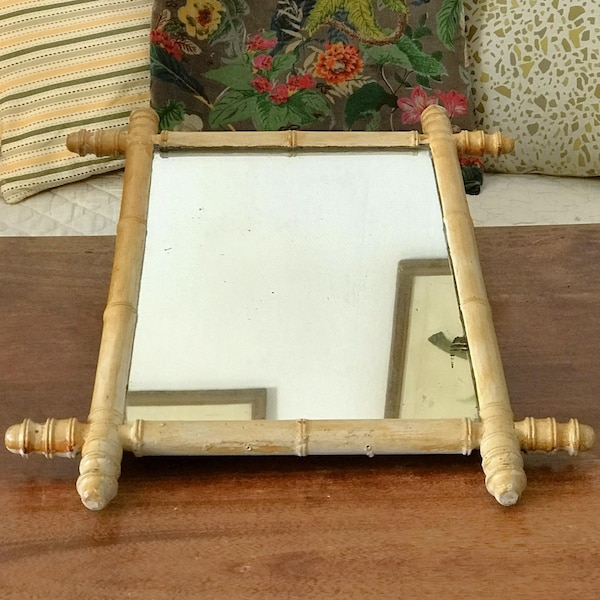 Espelho retangular com moldura de madeira imitando bambu, 56 x 42 cm, por volta de 1930.