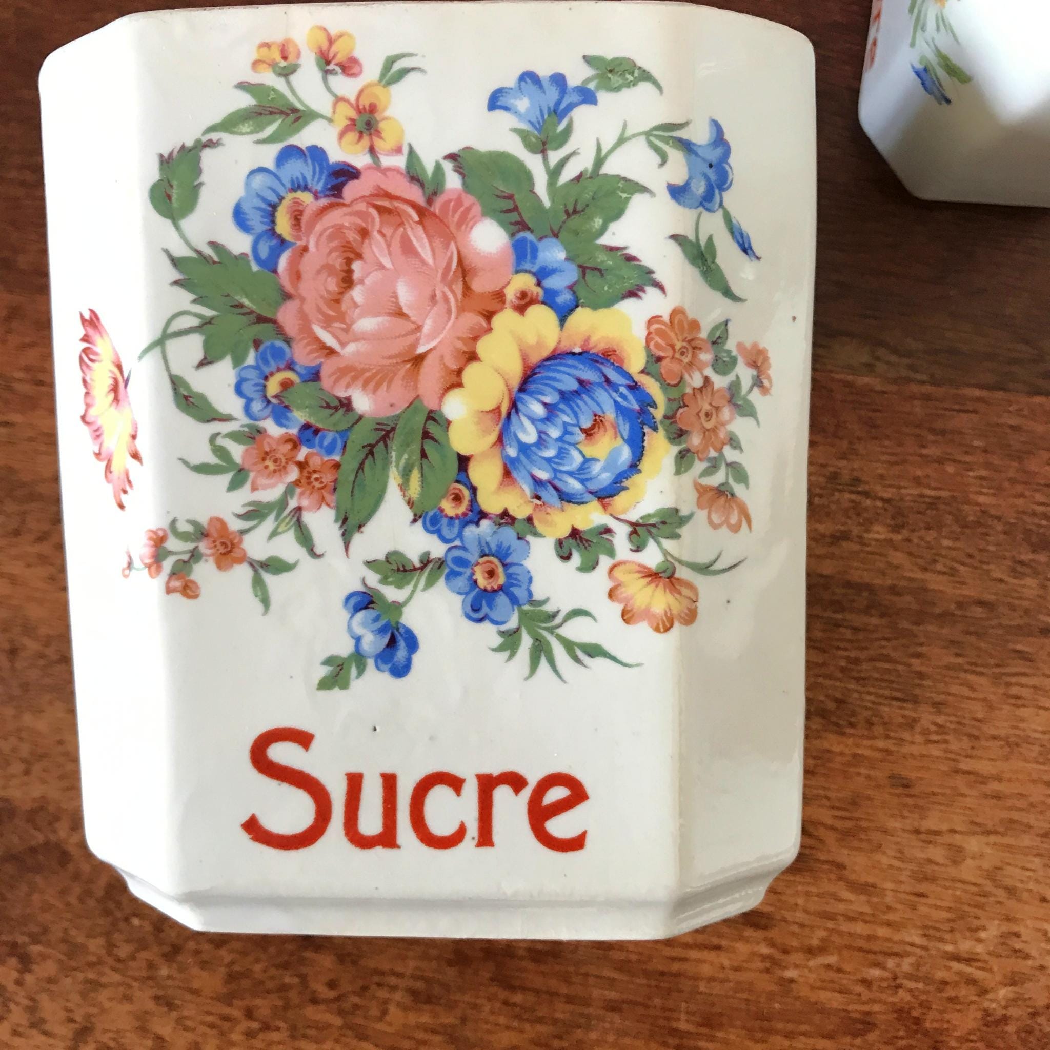 1930 年頃の、多色の花飾りが施された美しい陶器のスパイス瓶 4 個