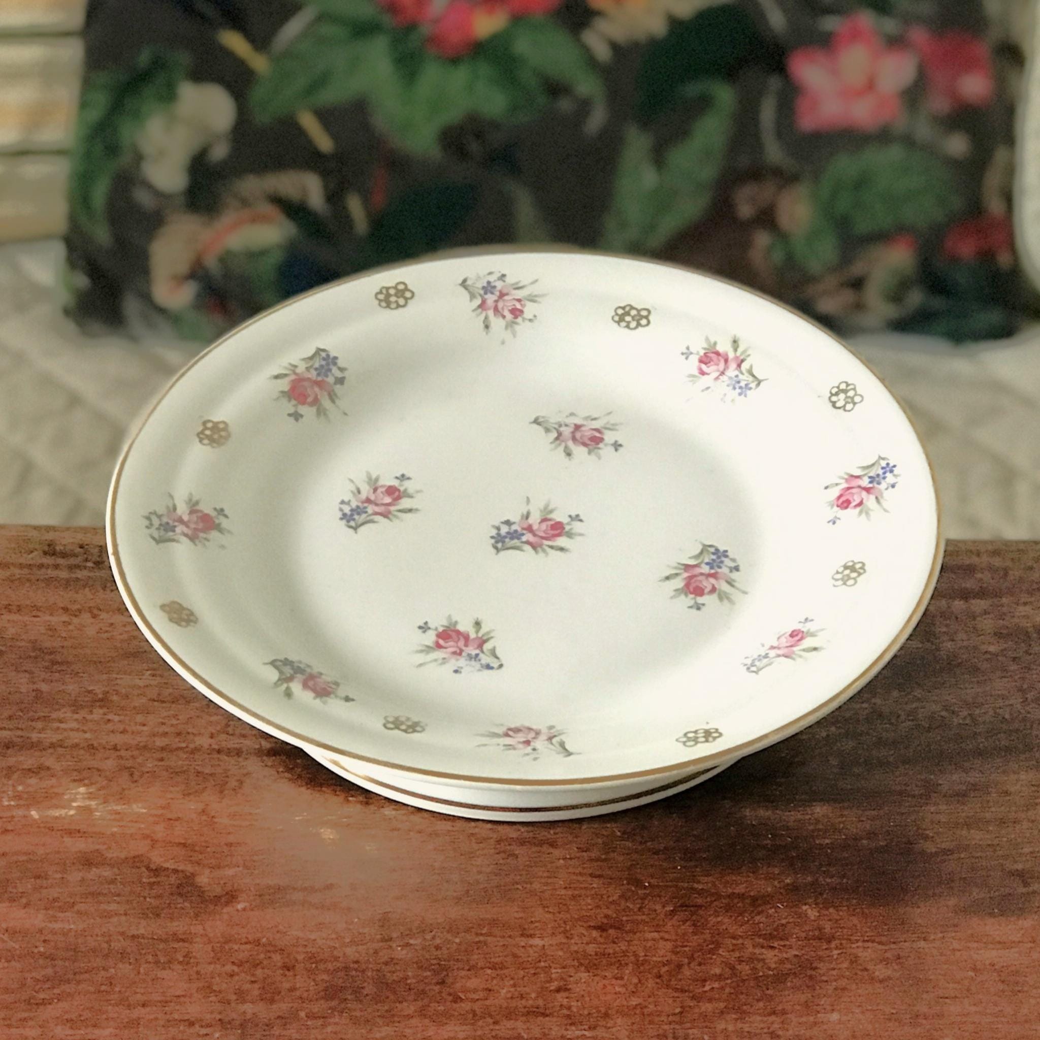 Alzatina In Porcellana Bianca Con Roselline In Rilievo, Diametro 27 Cm - Per Centrotavola O Porta Dolci