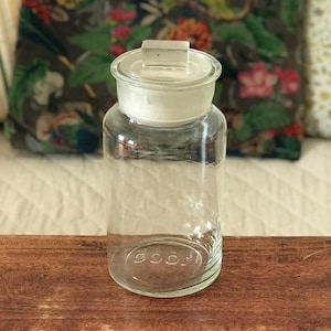 Antikes mundgeblasenes Glasgefäß mit Deckel und rechteckigem Knauf