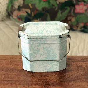Vintage pastelgroene, gespikkelde geëmailleerde, draagbare werkkeuken van plaatstaal